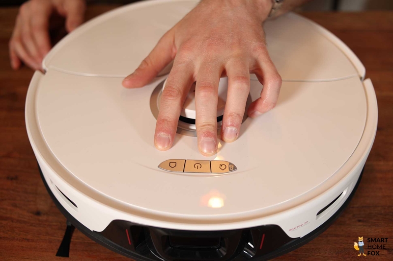 Видны три кнопки управления Roborock S8 Pro Ultra.